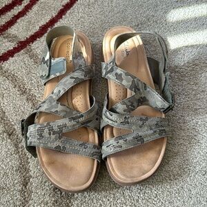 Clarks Womens Collection Womens Camo Sandals W/Adjustable Velcro Strap / Size:11